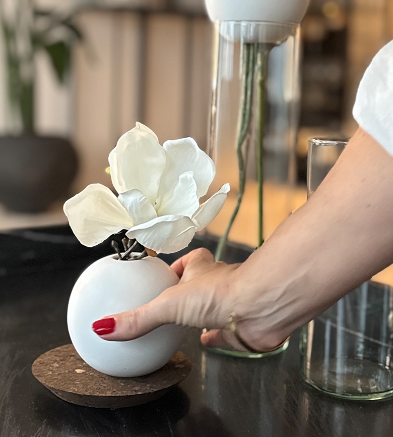 Blossom, hvid keramikkugle med flot kunstig blomst - Billede 2